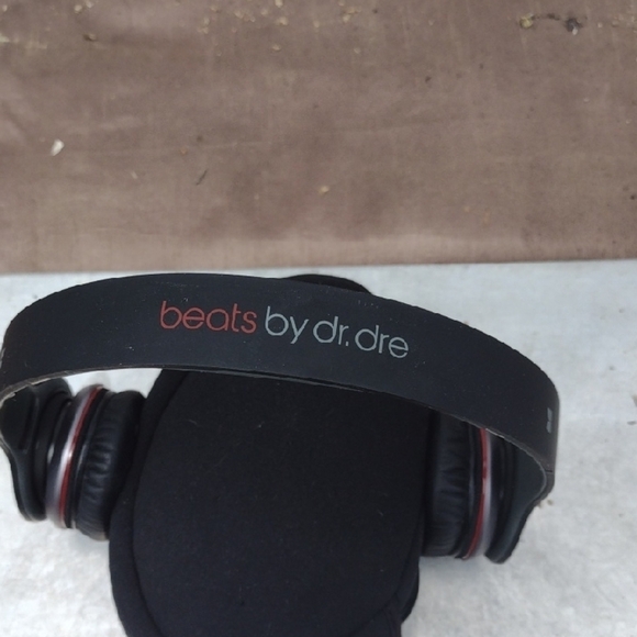 Beats By Dr.Dre Solo Over-Ear Headphones Black with Cushioned Ear Cups - Picture 1 of 3